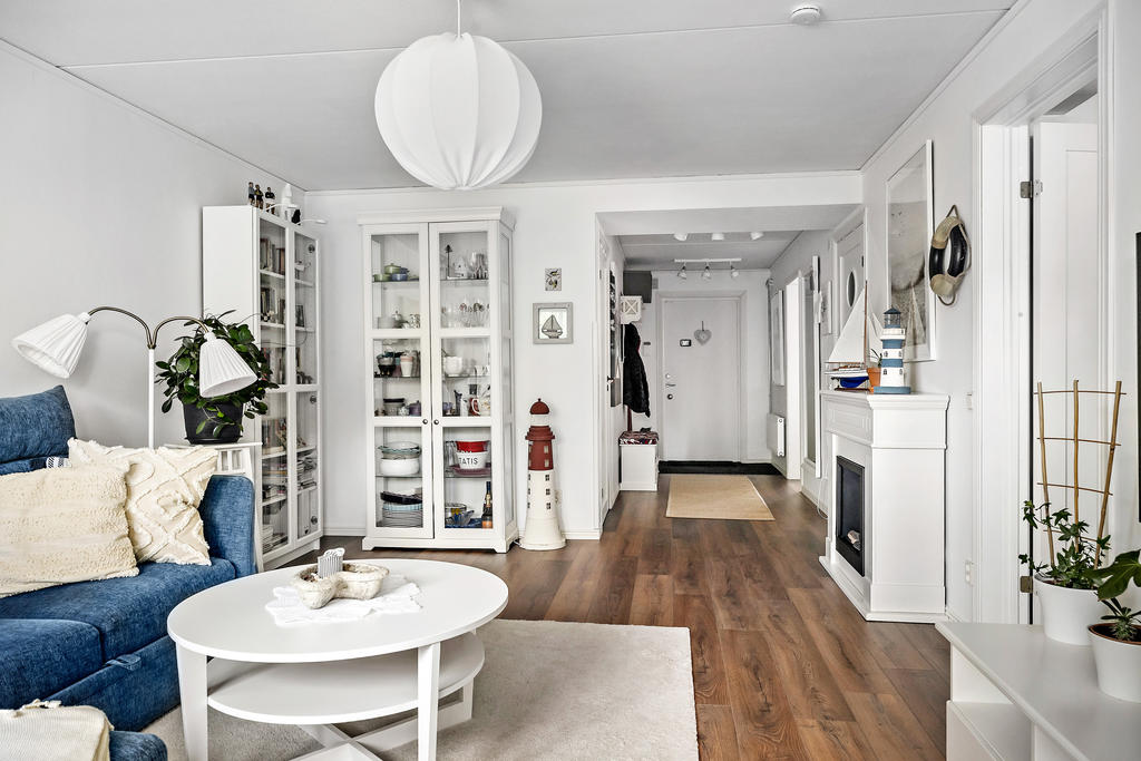 Vardagsrummet är rymligt och här finns utrymme för både soffgrupp och matplats