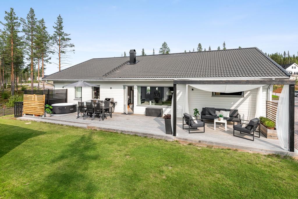 Rejäl altan i soligt läge