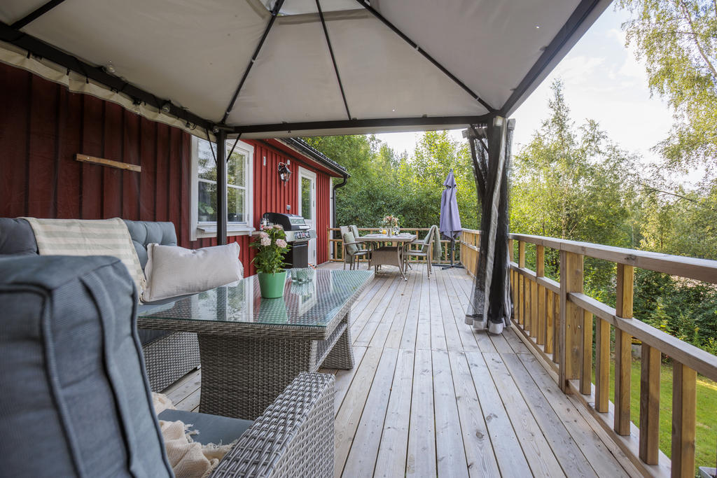 Stor uteplats på framsidan av huset