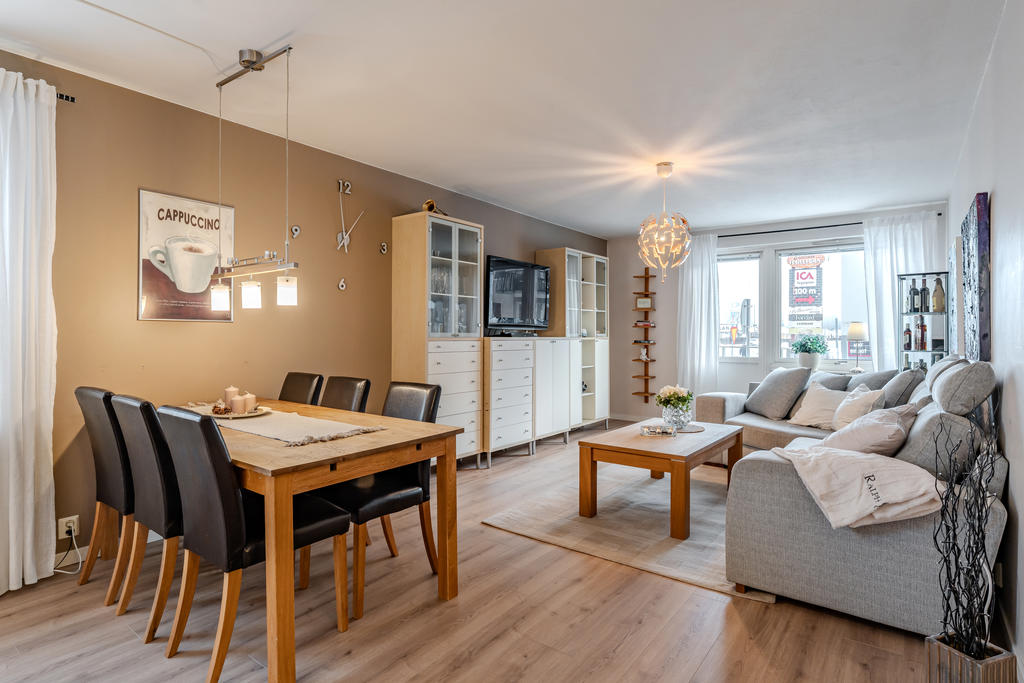 Öppen planlösning mellan kök, matplats och vardagsrum