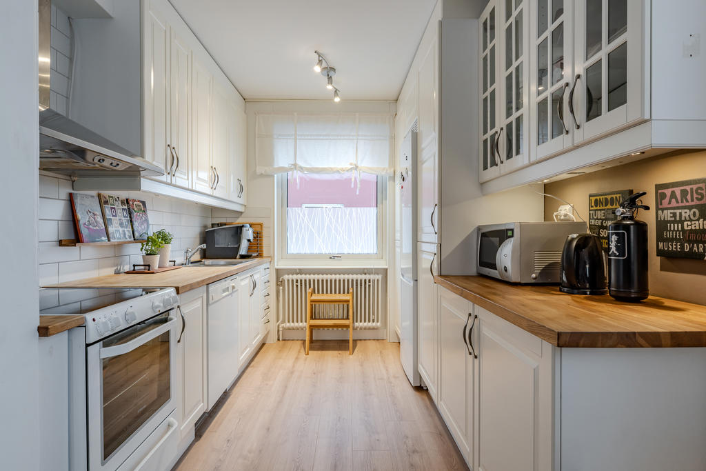 Praktiskt kök med gott om arbetsytor