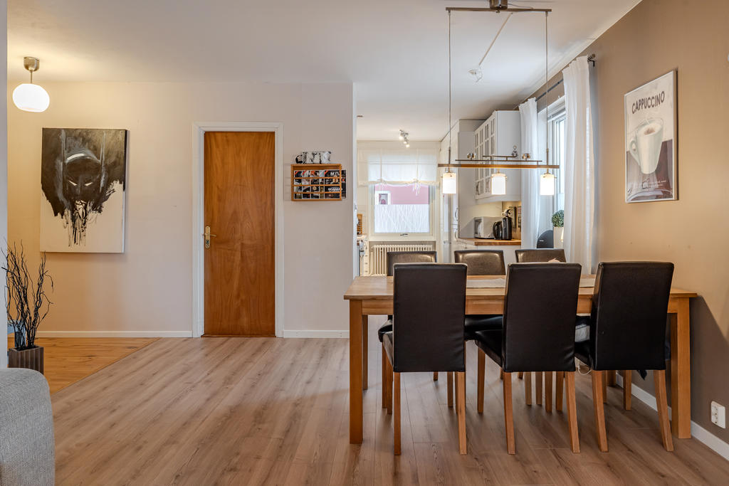 Matplatsen är trevligt placerad mellan köket och vardagsrummet