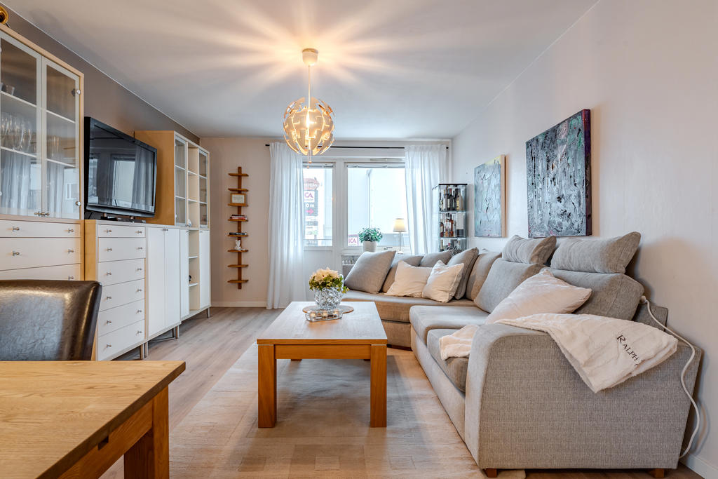 En stor soffa ryms i vardagsrummet!