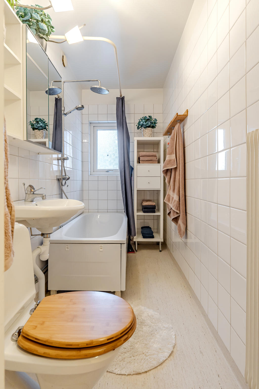 Kaklat badrum  med fönster