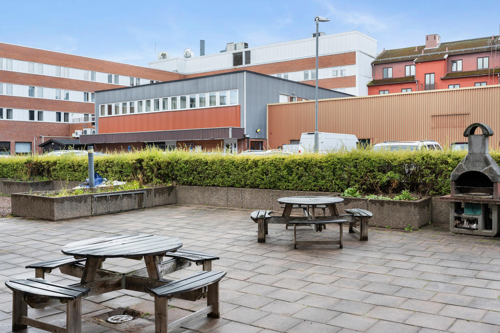 Gemensam uteplats med grill på innergården