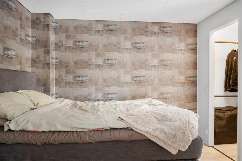 Sovrummet med tillhörande walk in closet