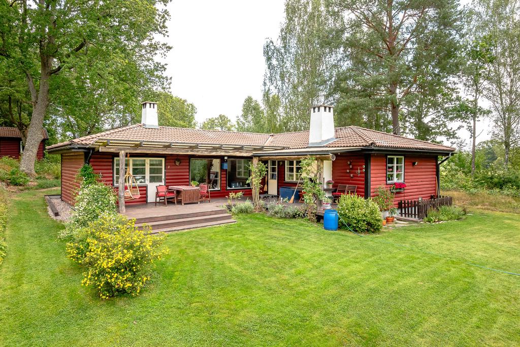 Bostadshus med trivsam planlösning i vinkel