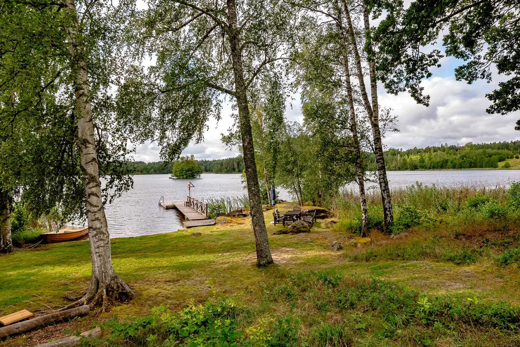 Brygga och uteplats på udden vid Stavsjön