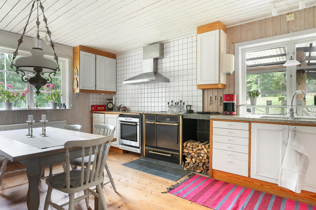 Matplats i kök och fönster både mot sjösidan och mot altanen