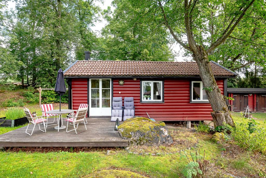 Gäststuga 1 med uteplats på sjösidan