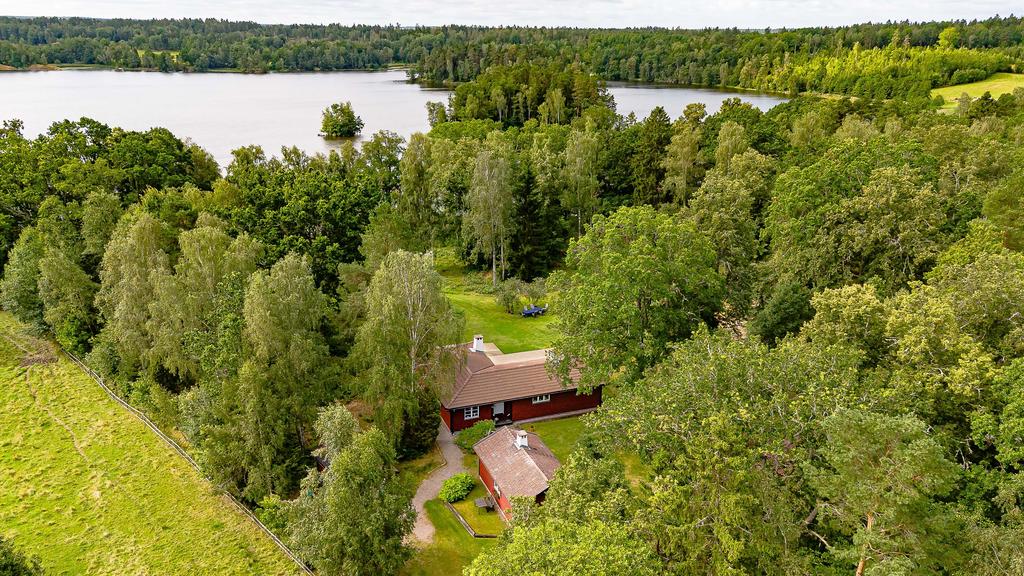 Tomten omfattar totalt 2,3 ha mark, trädgårdstomten och skog/hagmark till höger i bild