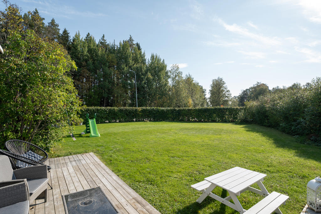 Härlig gräsyta för spring och lek! 