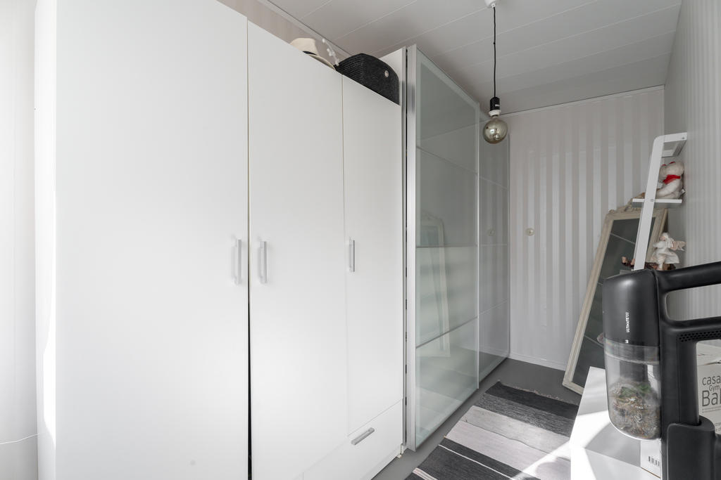 Walk-in closet har bra förvaringsmöjligheter.  
