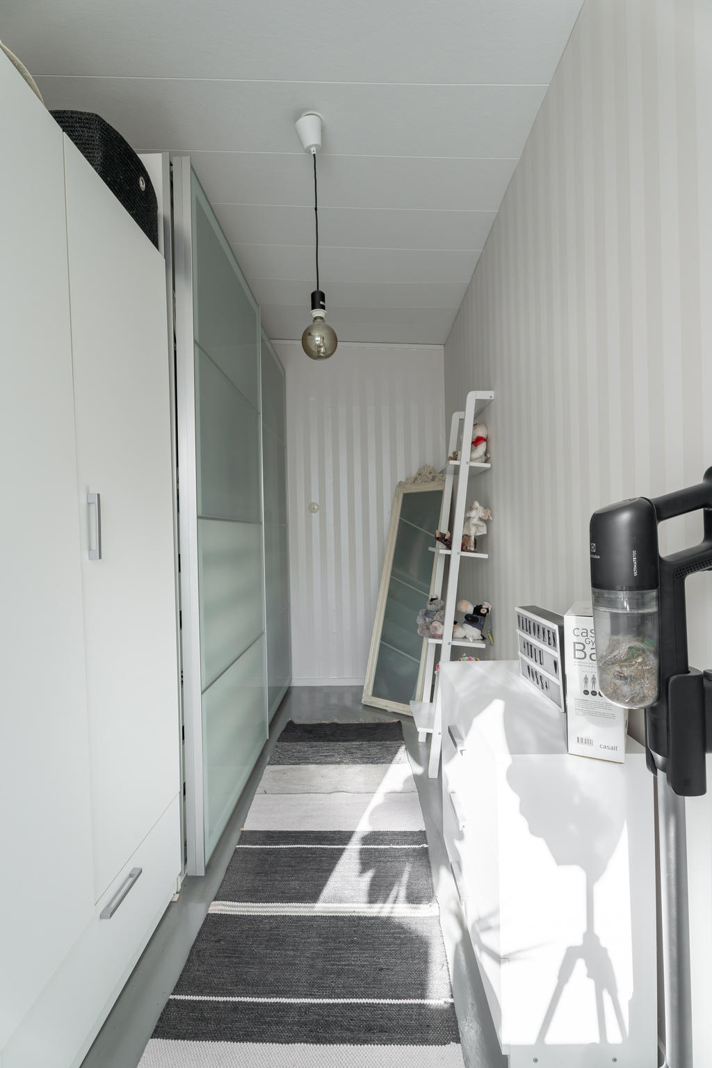 Walk-in closet 