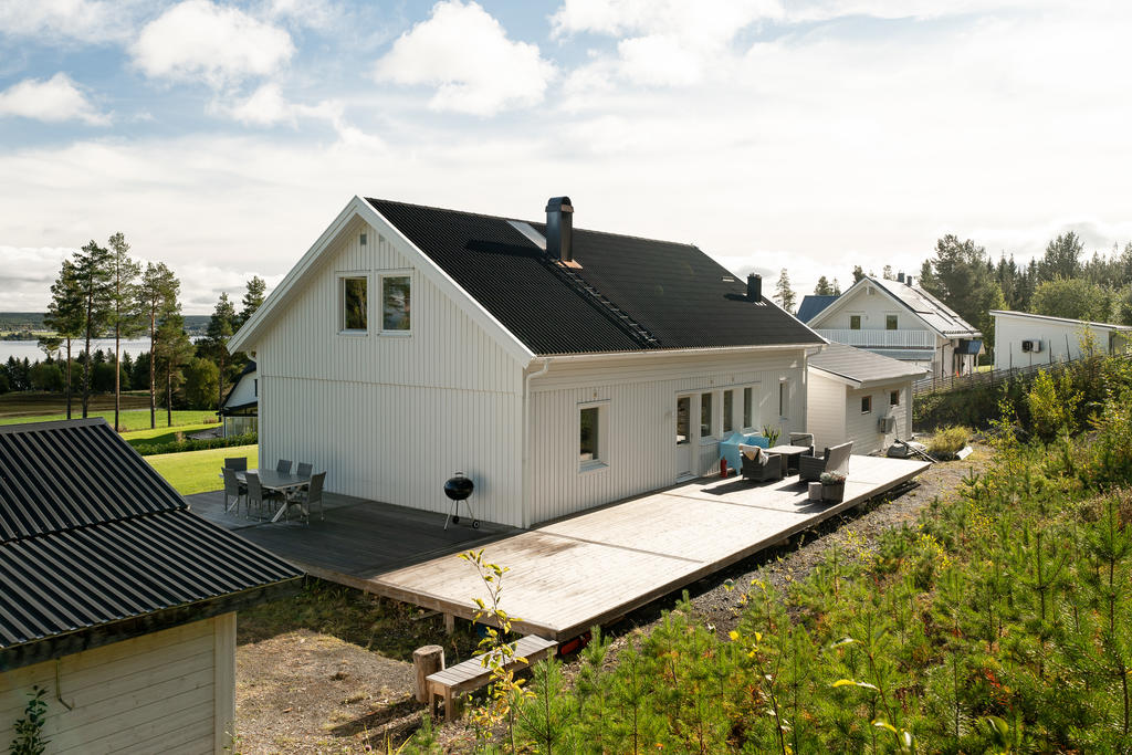 Stor härligt altan längs husets lång- och kortsida. 