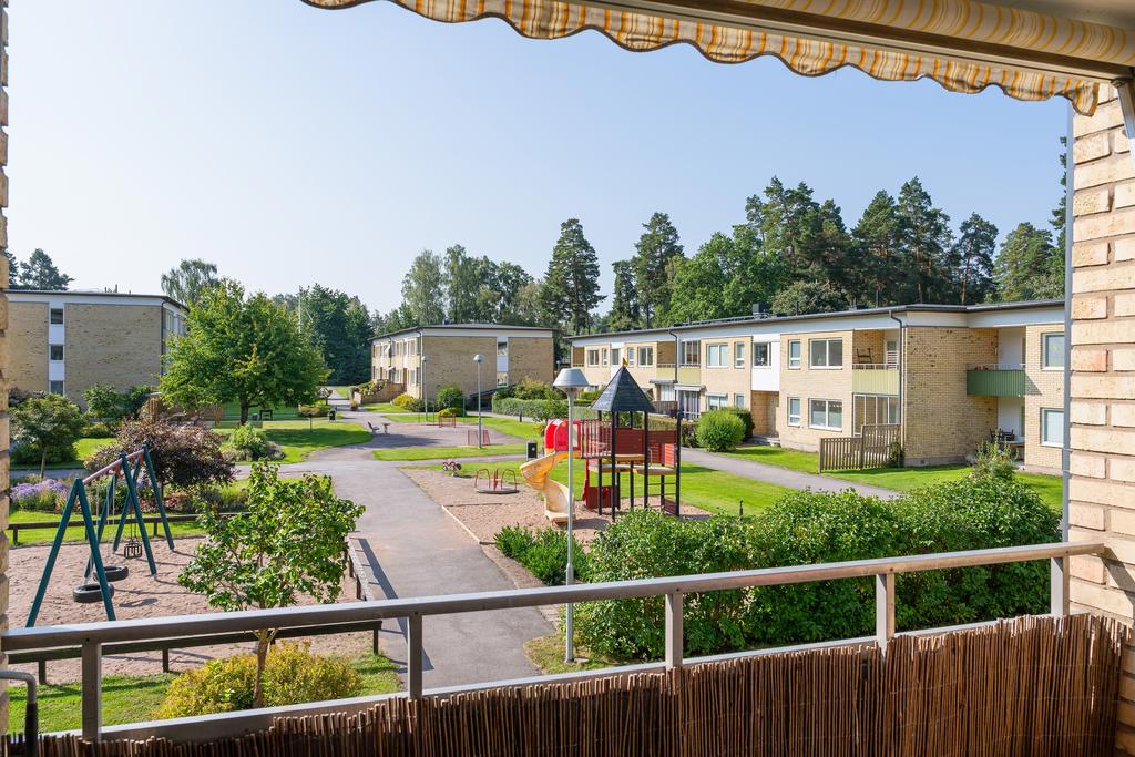 Trevlig innergård med lekplats