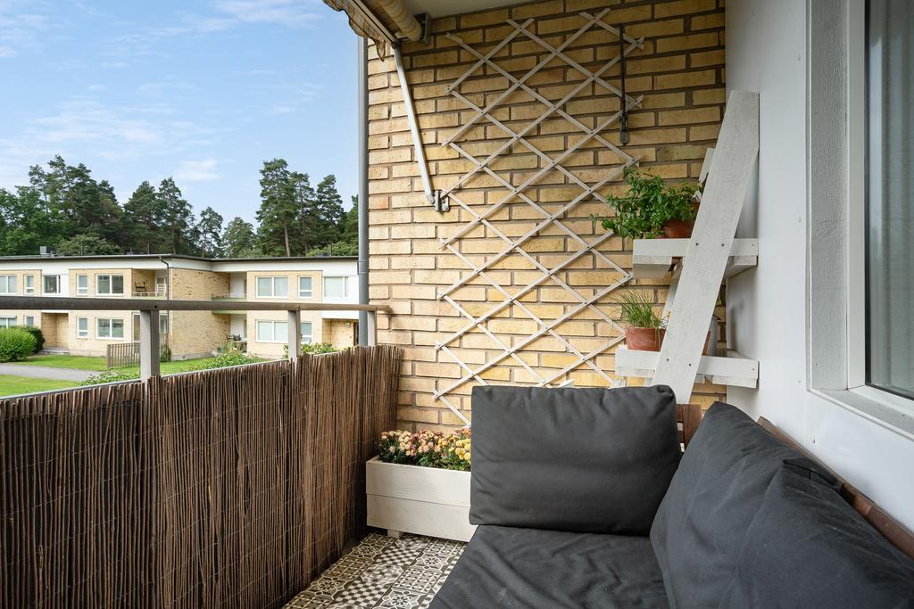 Balkong med söderläge samt utsikt mot innergården