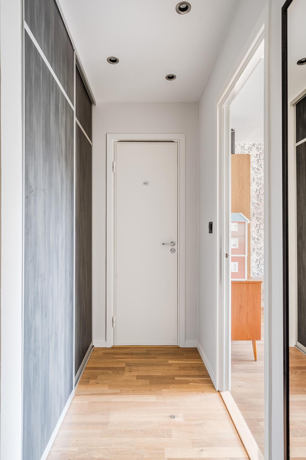 Passage med skjutdörrsgarderob 