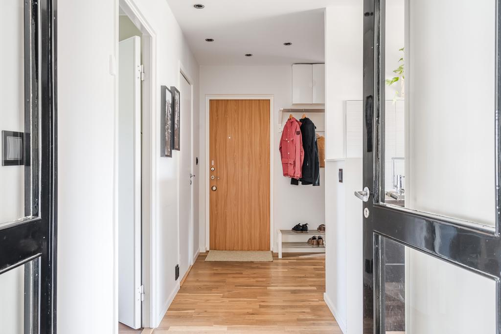 Entréhall med inbyggda spotlights i tak