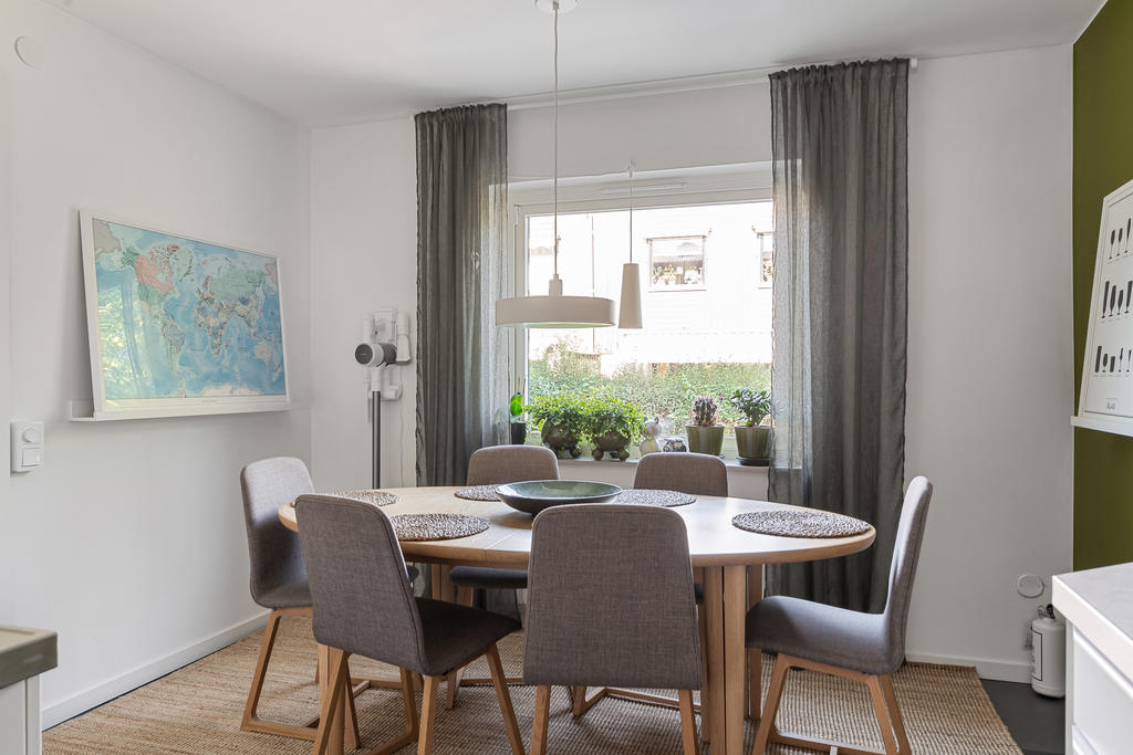 Plats för större matgrupp invid fönster.