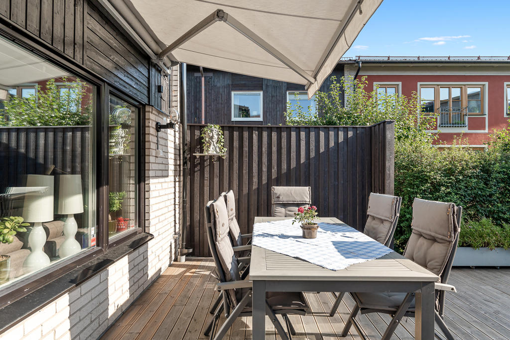 Uteplats med plats för trädgårdsmöbler.