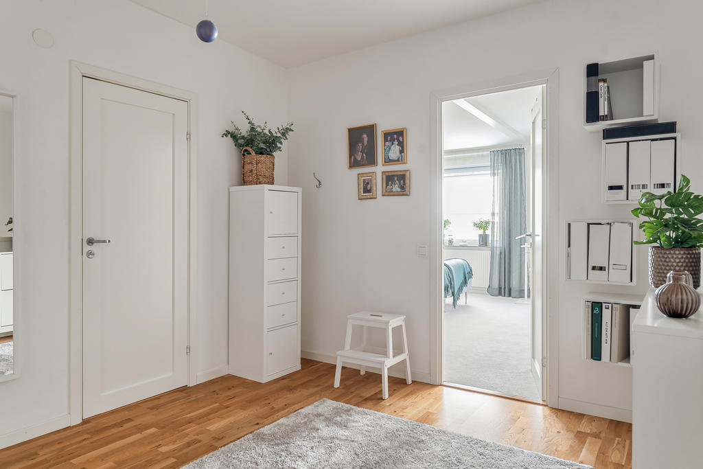 Hall på övervåningen som sammansluter samtliga rum.