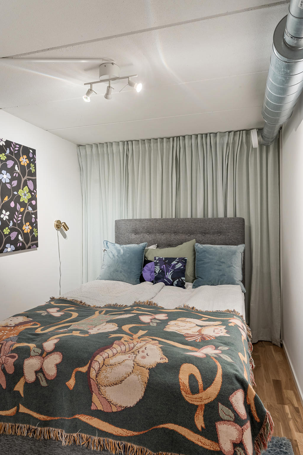 Sovrum (5) i källarplan med plats för stor säng och annat enkelt möblemang.