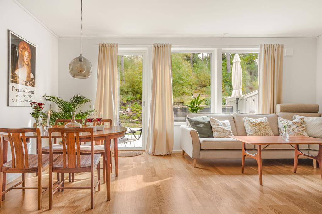 Ljust och väldigt trevligt vardagsrum som har utgång till den härliga uteplatsen 