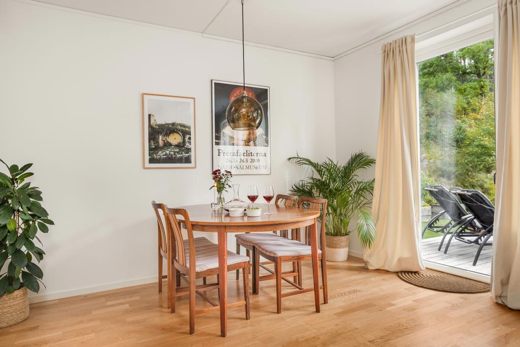 Även vardagsrummet erbjuder utrymme för vänner på besök under en härlig middag 