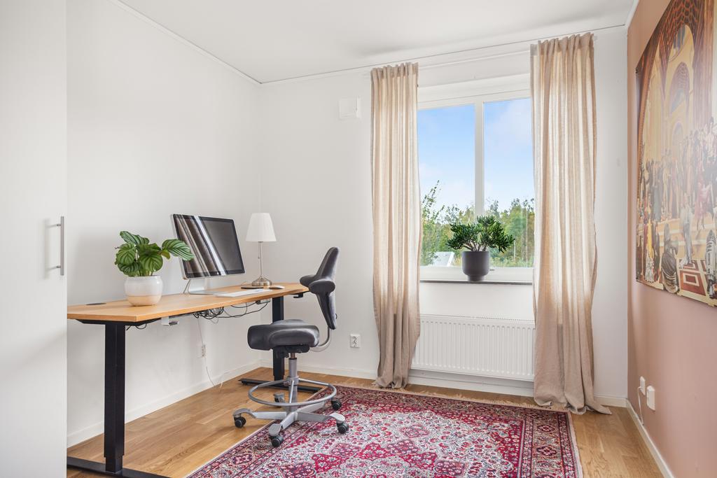 Idag är det tredje sovrummet inrett som ett kontor 