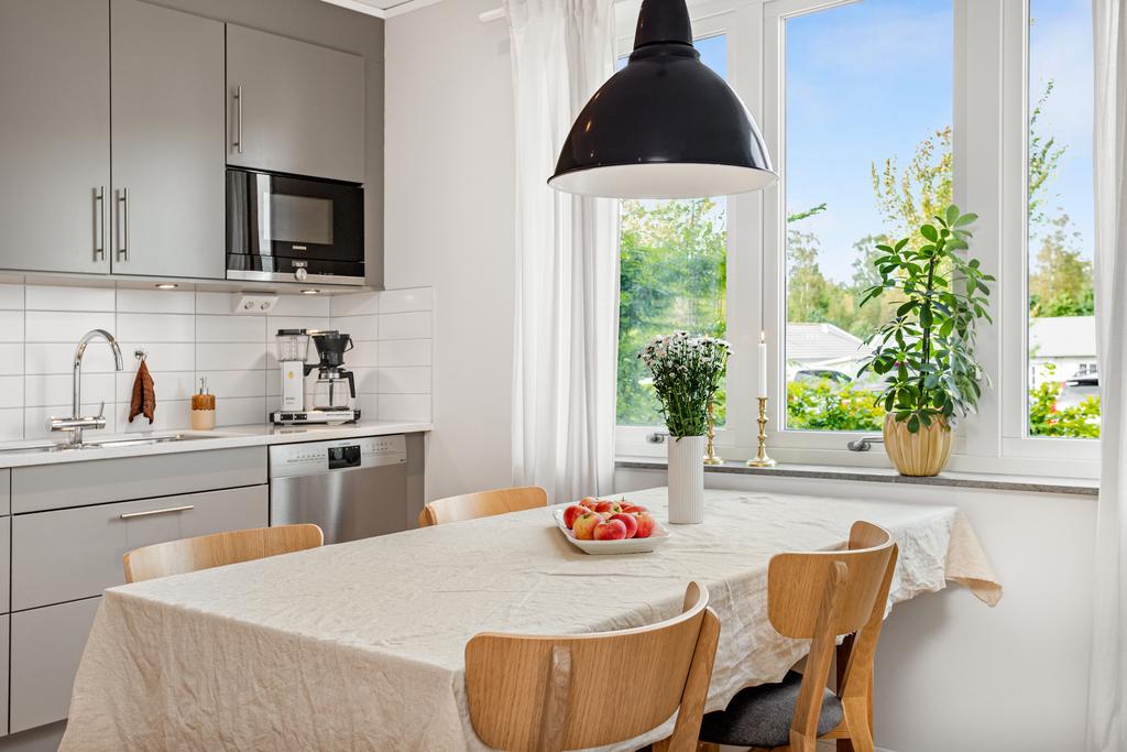 Köket är ljust och rymligt med utrymme för matplats 