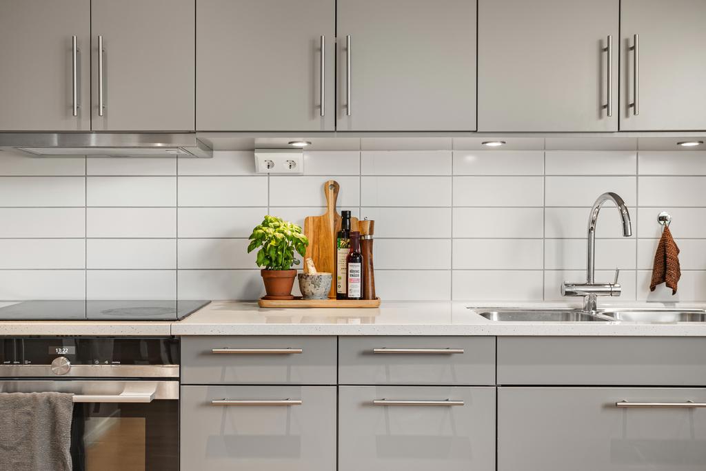 Köket är modernt med sin färgsättning och materialval 