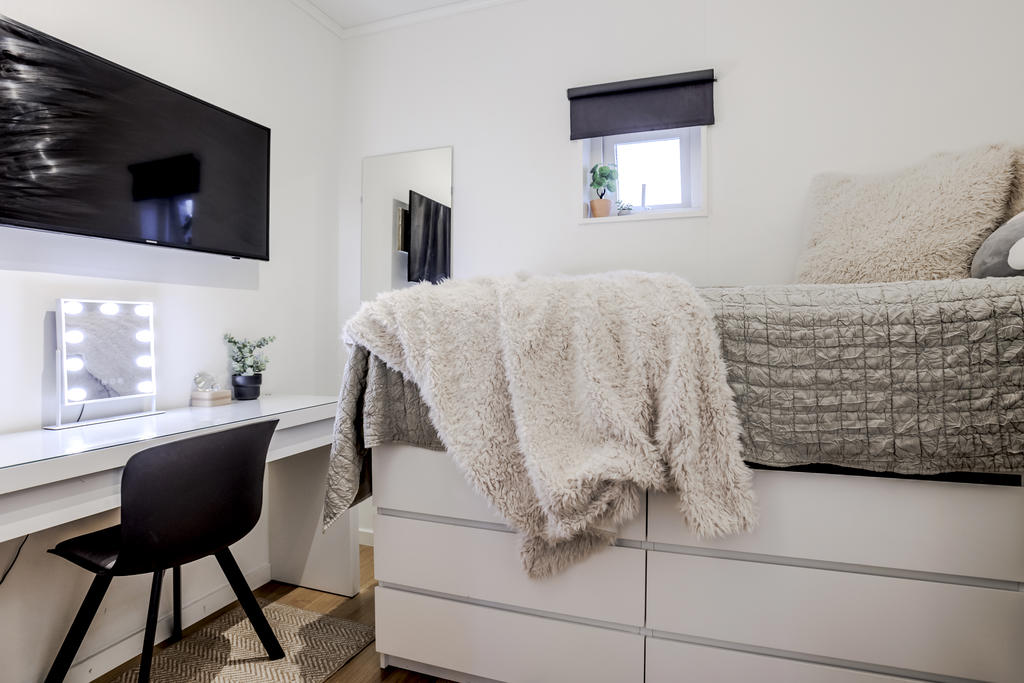 Sovplats med skrivbord och säng