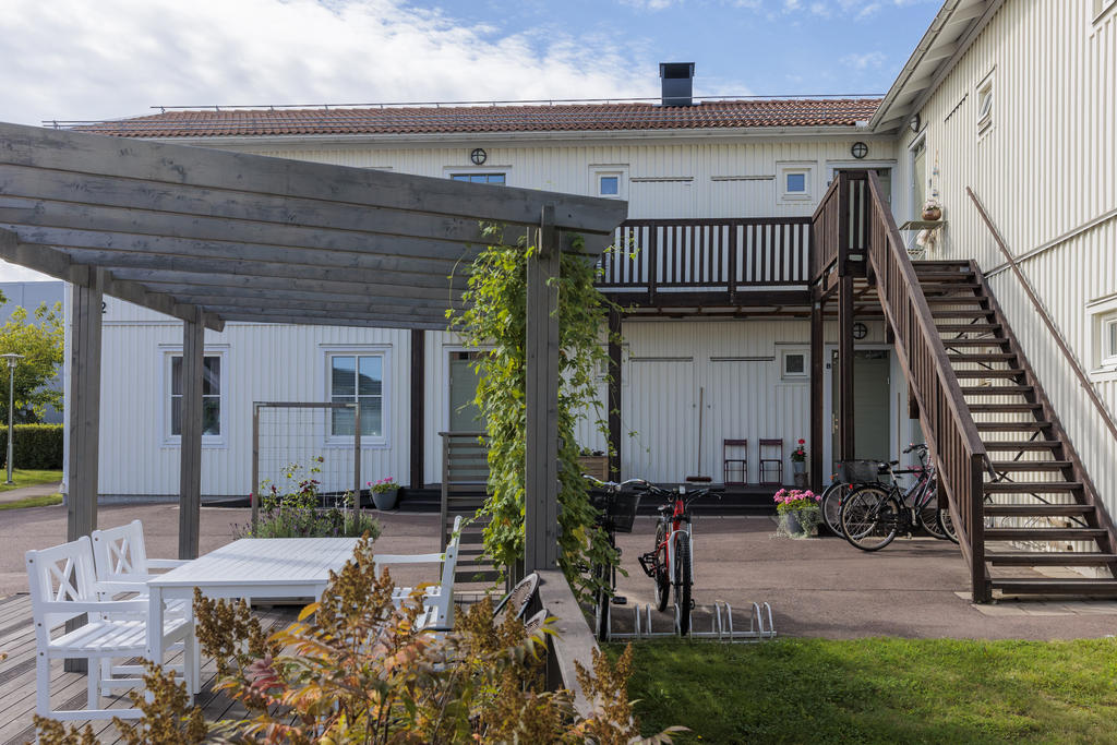 Innergården med bl.a. pergola och gräsmatta