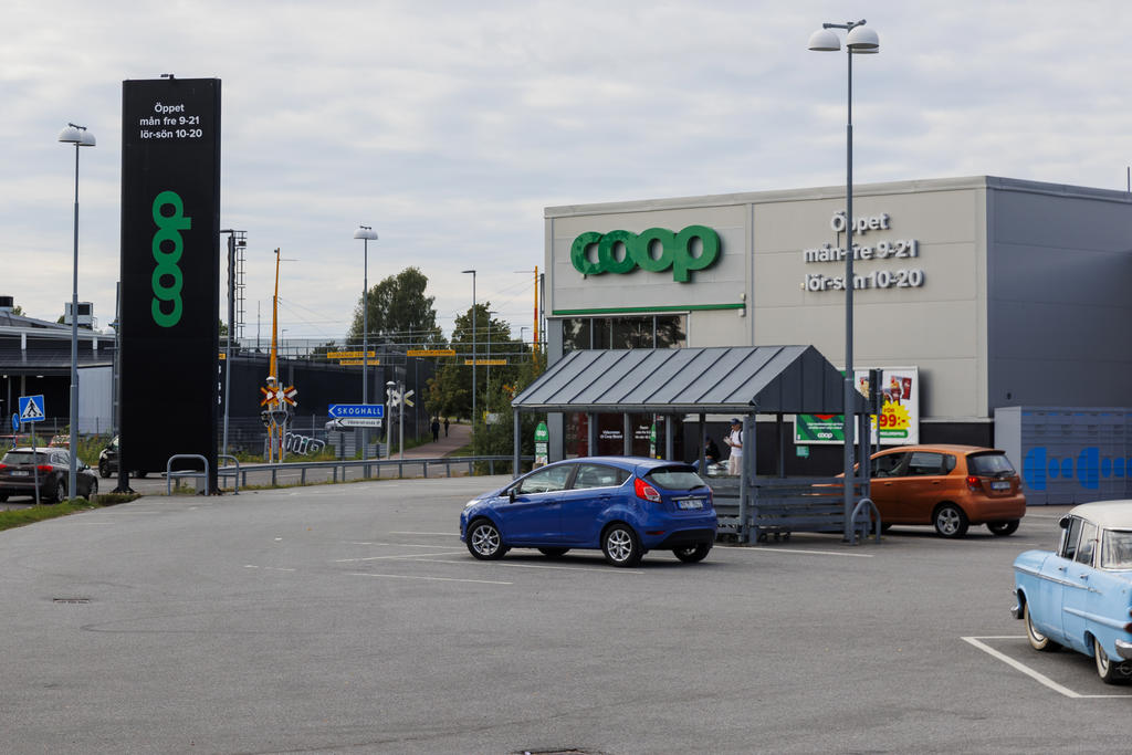I direkt närhet finns en välsorterad matbutik