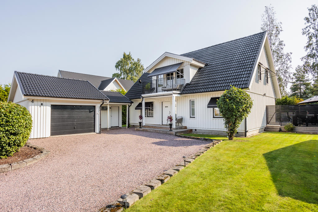 Stilren uppfart med garage