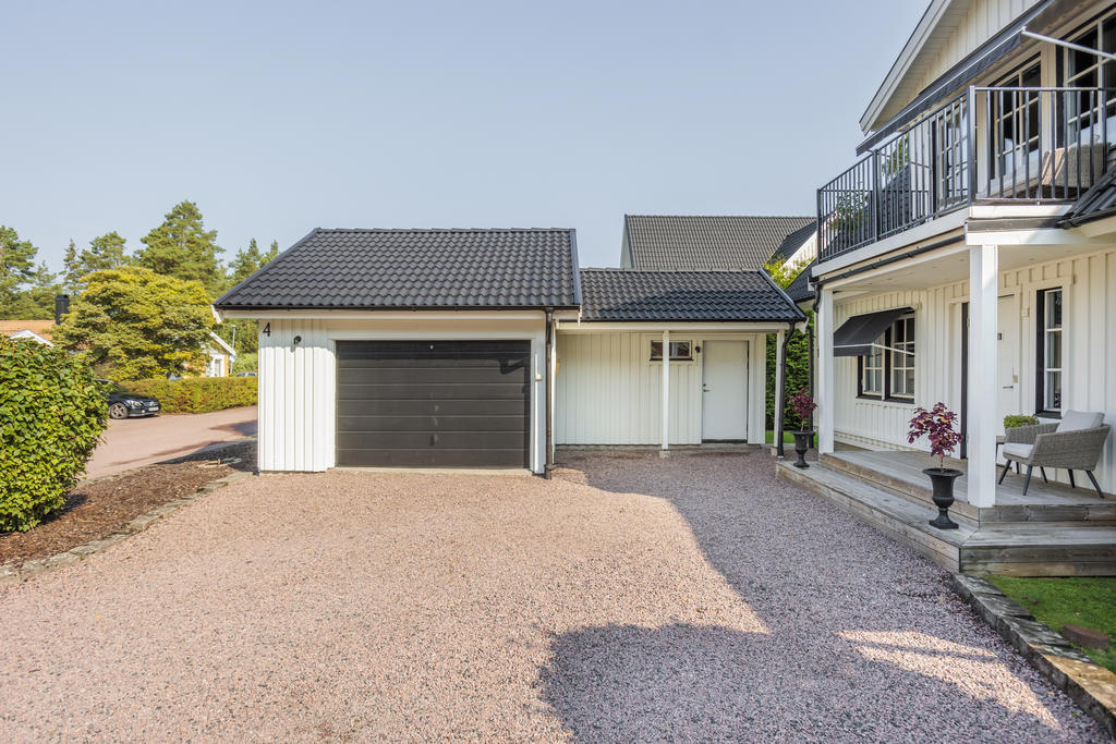 Här finns ett rymligt garage och isolerat förråd
