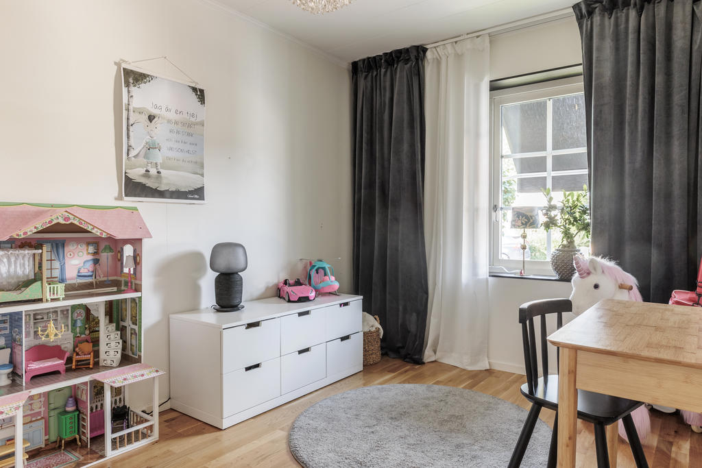 Nedervåningen har ett rymligt rum (2) som idag används som lekrum