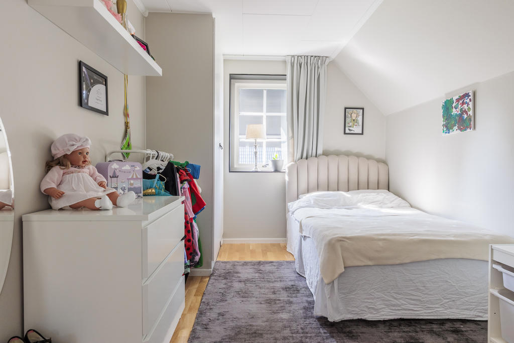 Även här finns garderober och plats för  säng (5)