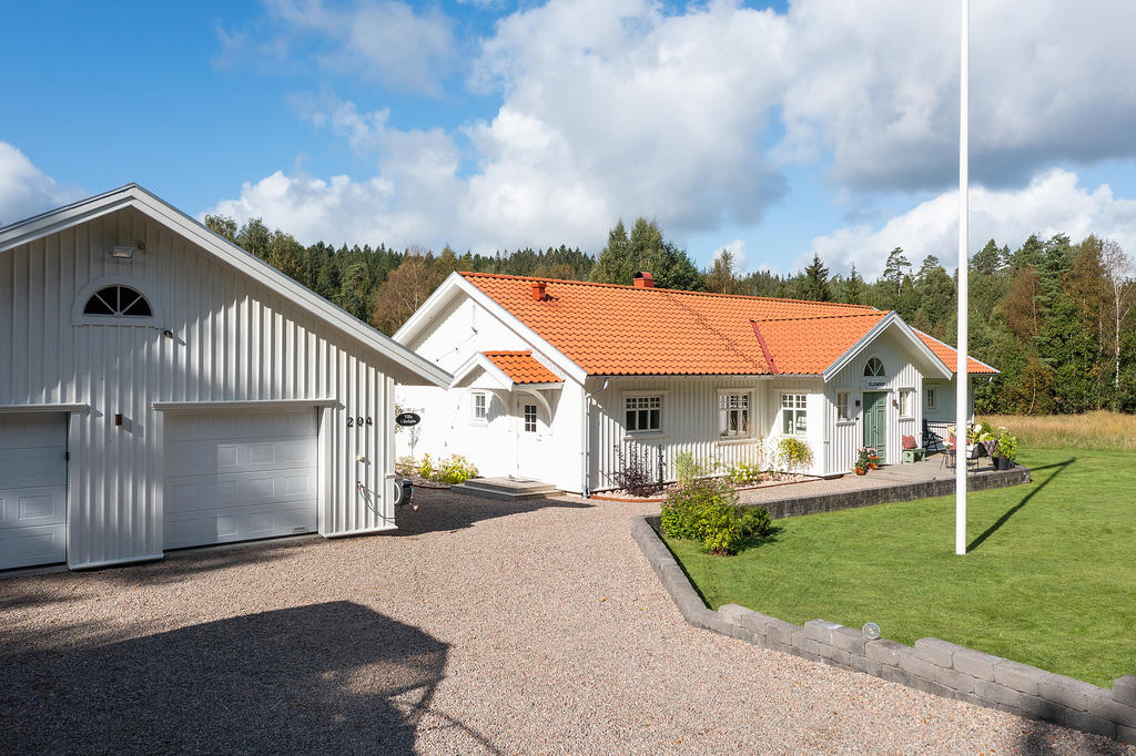 Väl tilltagen uppfart, dubbelgarage och carport ger plats för upp till 10 bilar.