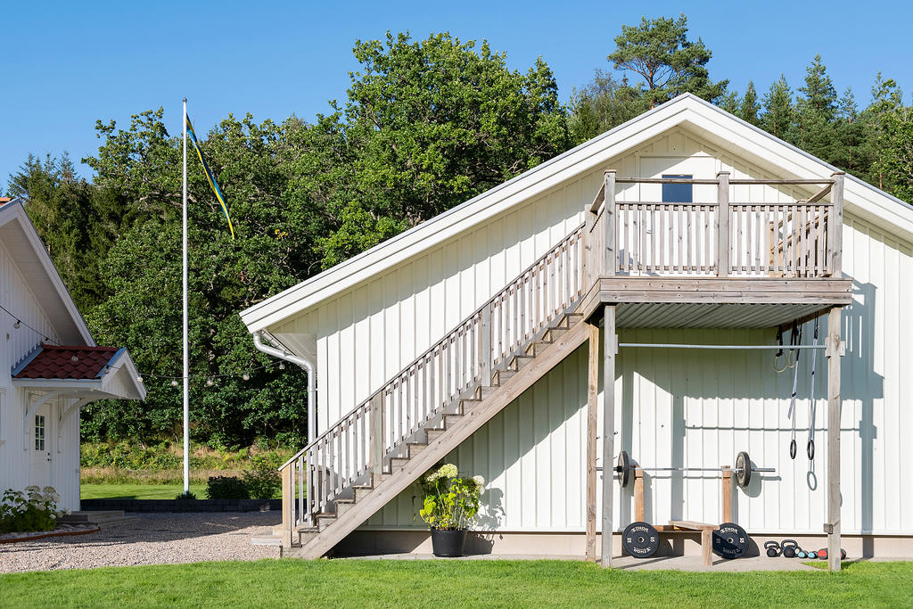 Garaget har kallvind med yta till förvaring. Utegym.