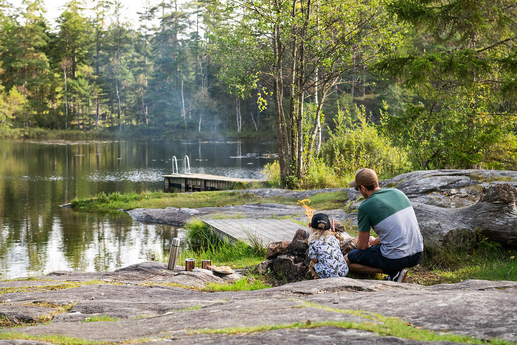 Utflykt med korvgrillning vid sjön är en favorit.