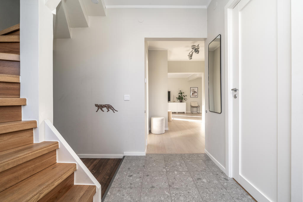 Hallen, mot arbetsrummet och sällskapsrummet