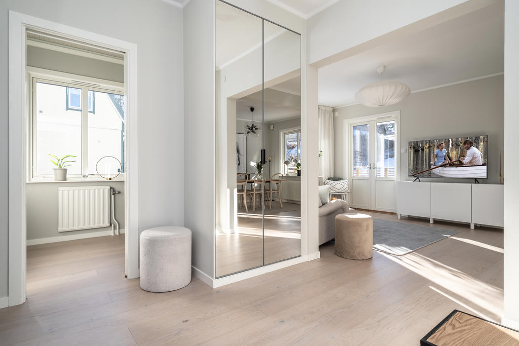 Hallen, mot arbetsrummet och vardagsrummet