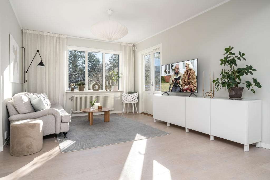 Vardagsrummet, med utgång till...