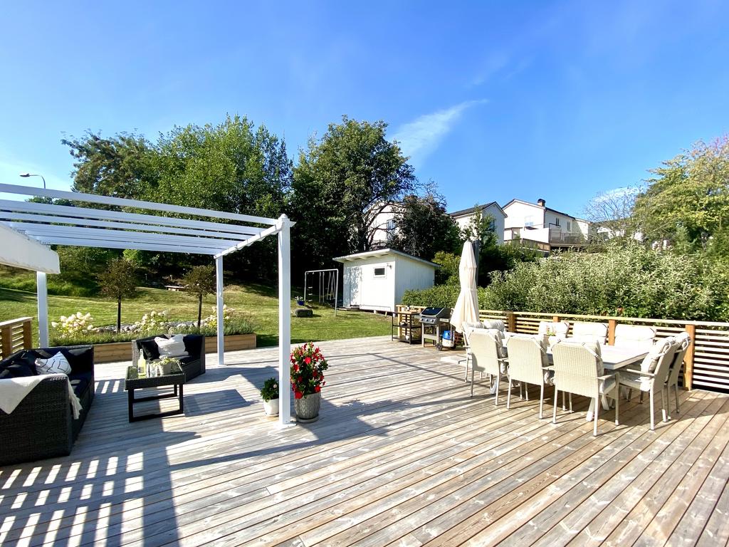 ...stor altan i soligt SV-läge med plats för fler sittgrupper