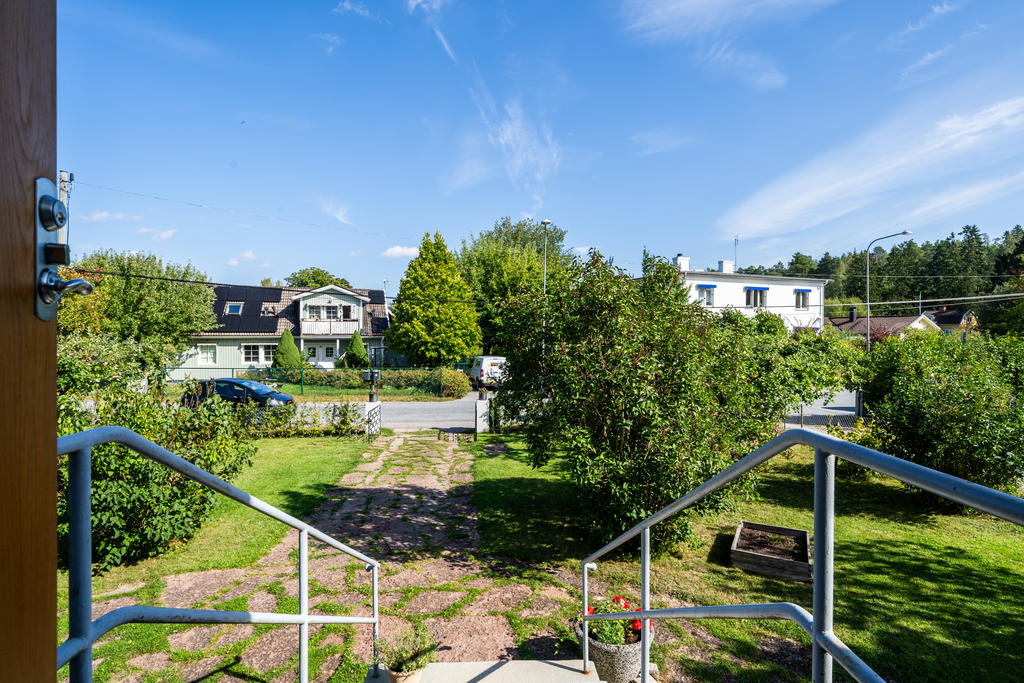 Tomten sedd från entréverandan