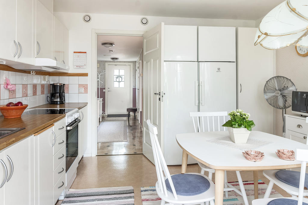 Kök med plats för matbord