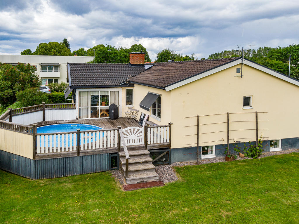 Vy på husets baksida med pool 