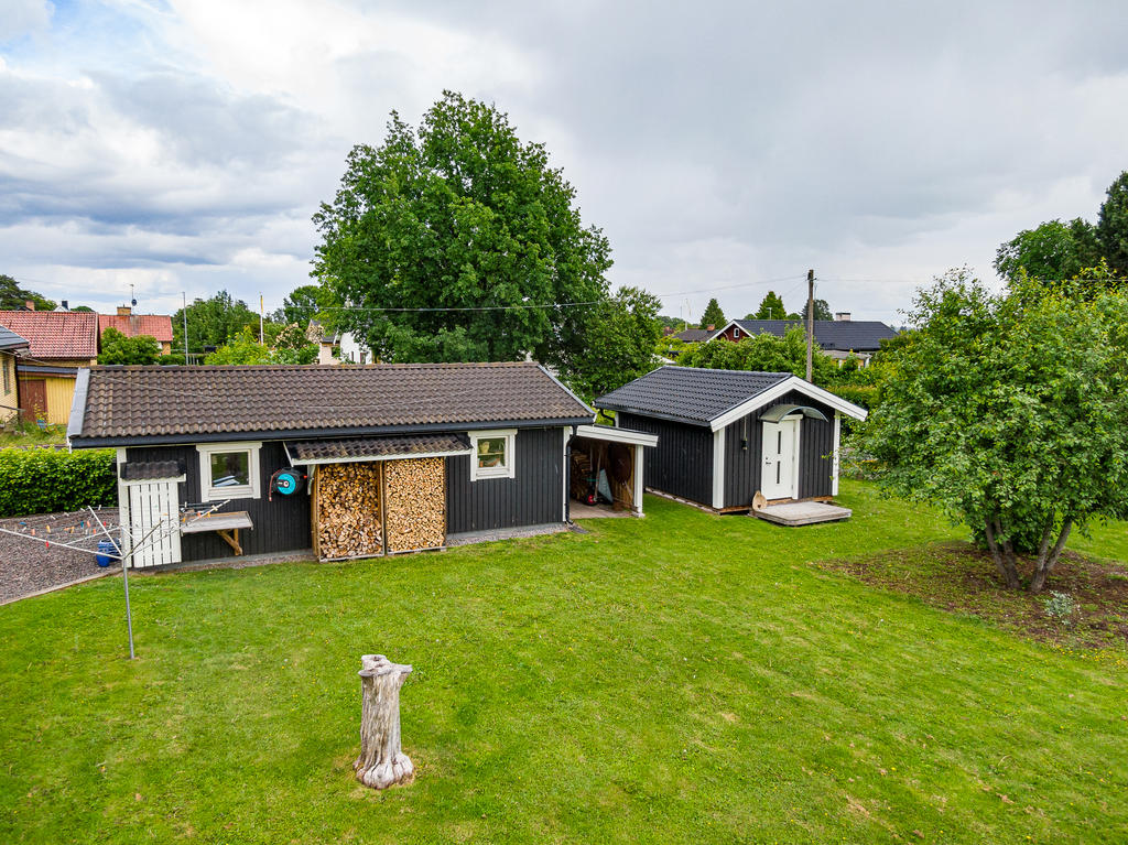 Garage och gäststuga.